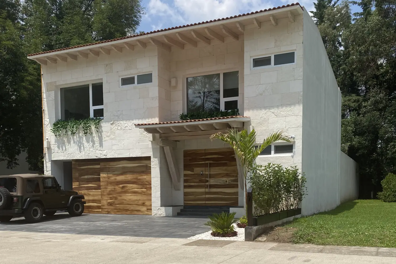 Fachada principal de Casa Atizapán diseñada por Decaal Arquitectos