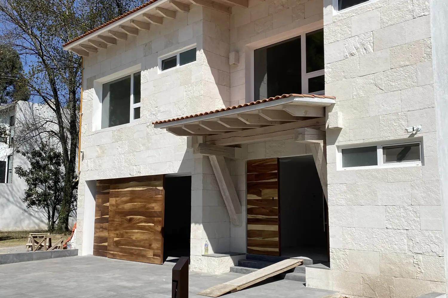 Fachada principal de Casa Atizapán diseñada por Decaal Arquitectos