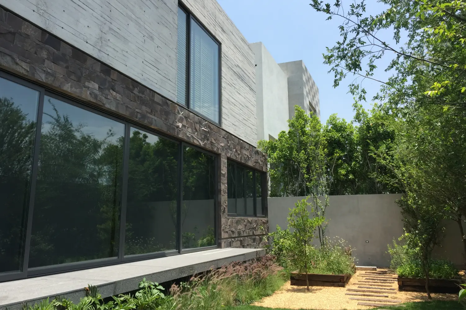 Vista exterior del proyecto Cumbres por Decaal Arquitectos