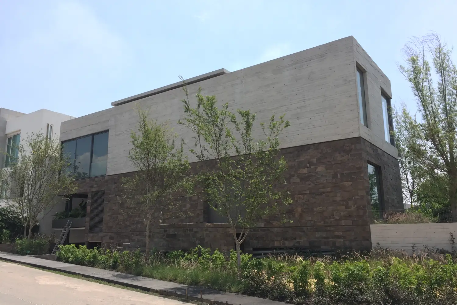Vista exterior del proyecto Cumbres por Decaal Arquitectos
