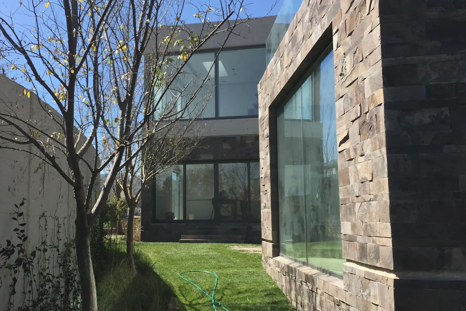 Vista exterior del proyecto Cumbres por Decaal Arquitectos
