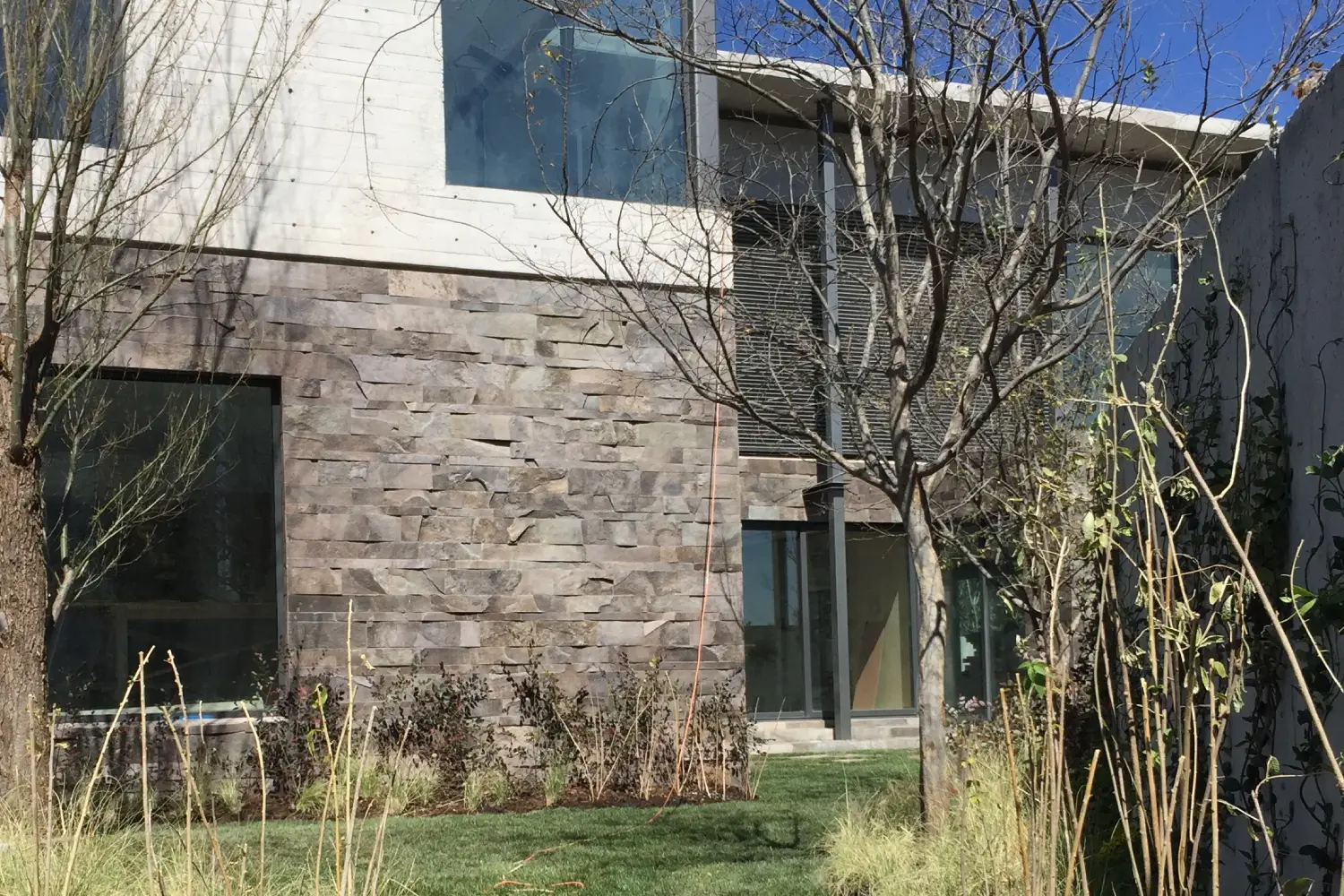 Vista exterior del proyecto Cumbres por Decaal Arquitectos