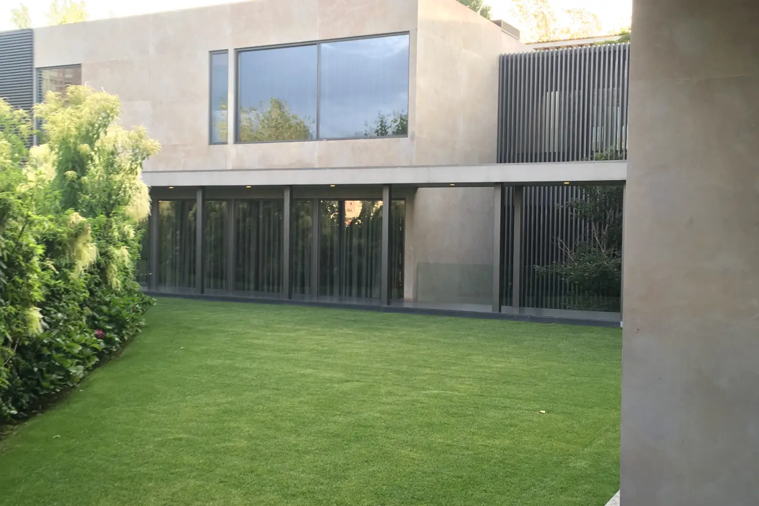 Fachada principal de Casa La Punta diseñada por Decaal Arquitectos