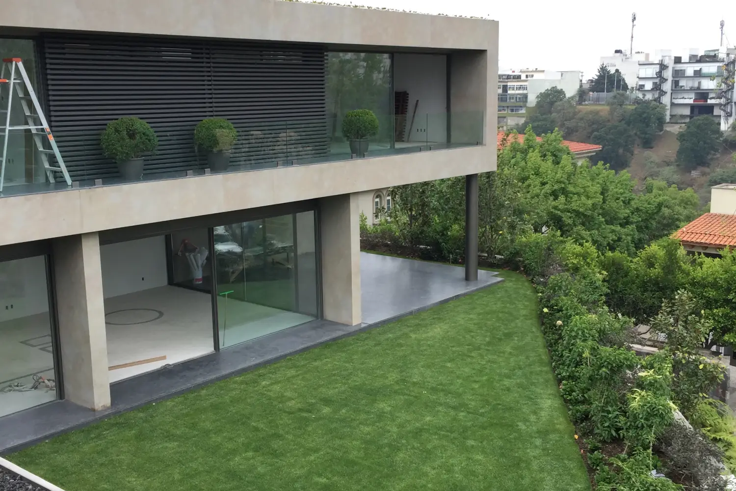Fachada principal de Casa La Punta diseñada por Decaal Arquitectos