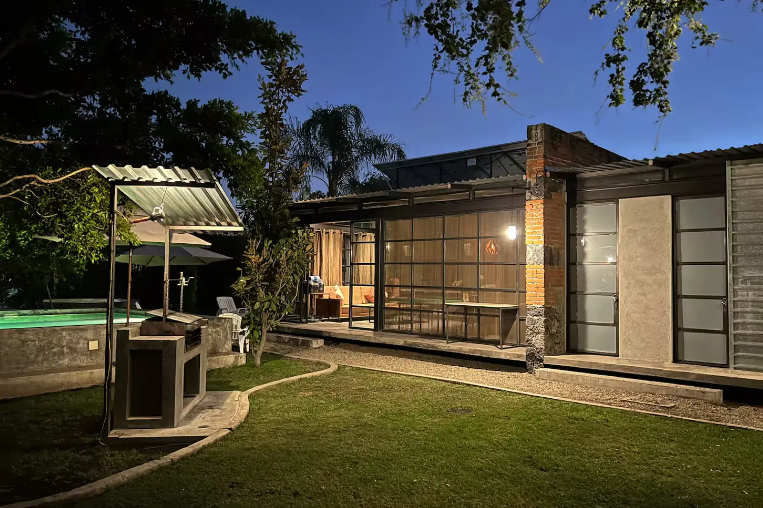 Bungalow en Temixco diseñado por Decaal Arquitectos, casa de descanso con enfoque integral.