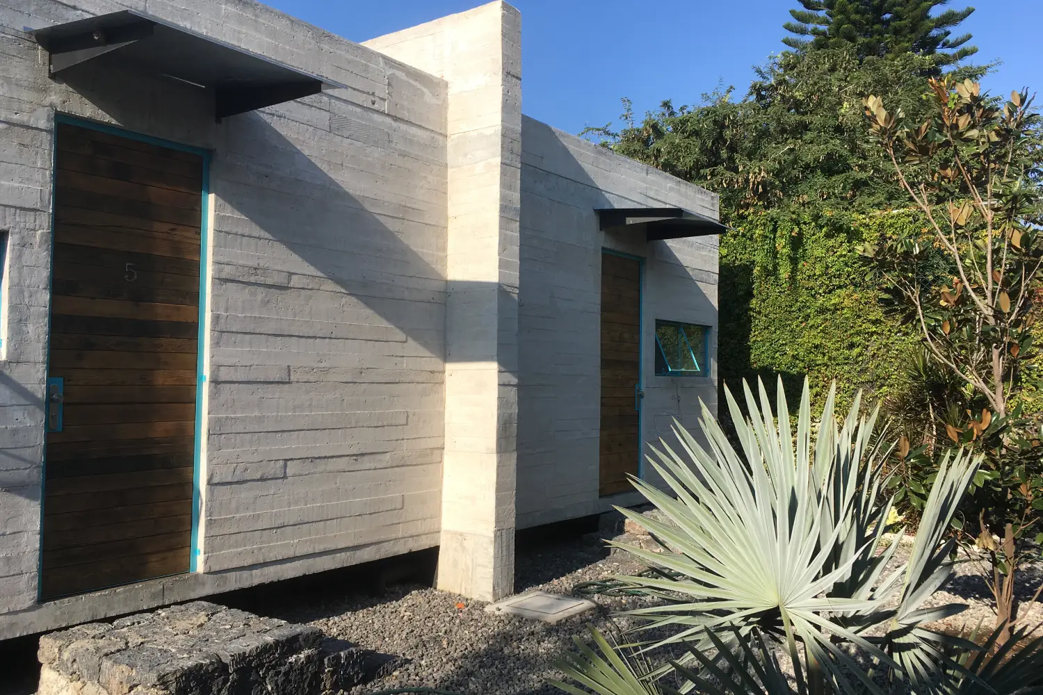 Bungalow en Temixco diseñado por Decaal Arquitectos, casa de descanso con enfoque integral.