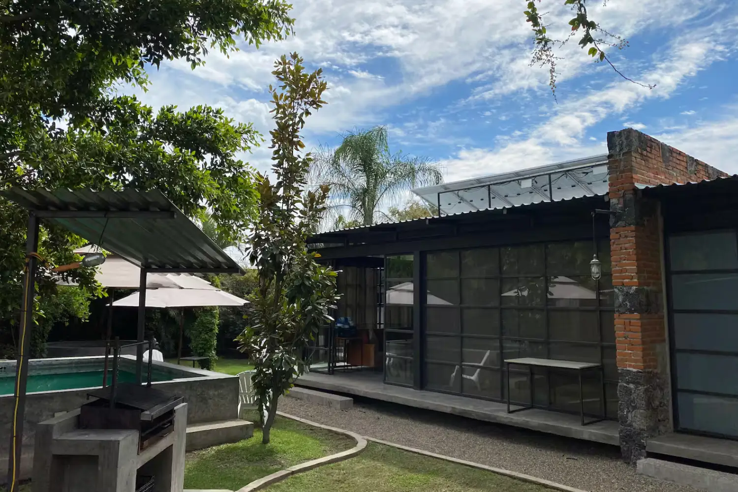 Bungalow en Temixco diseñado por Decaal Arquitectos, casa de descanso con enfoque integral.
