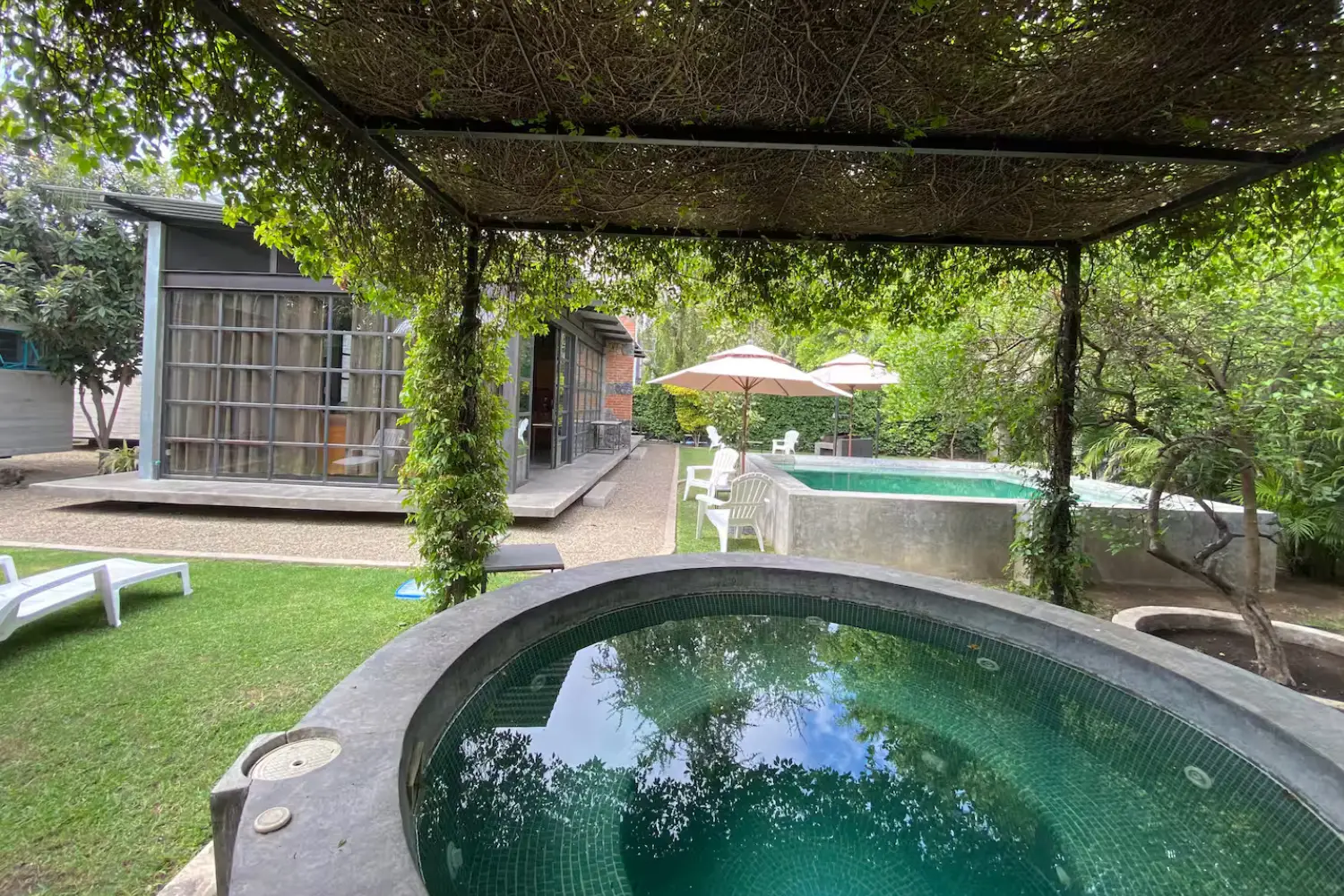 Bungalow en Temixco diseñado por Decaal Arquitectos, casa de descanso con enfoque integral.
