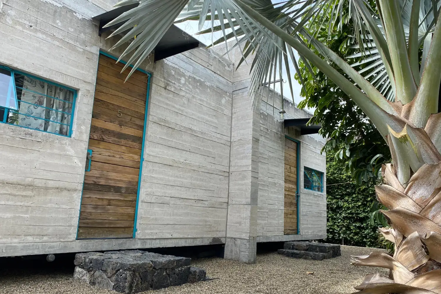 Bungalow en Temixco diseñado por Decaal Arquitectos, casa de descanso con enfoque integral.