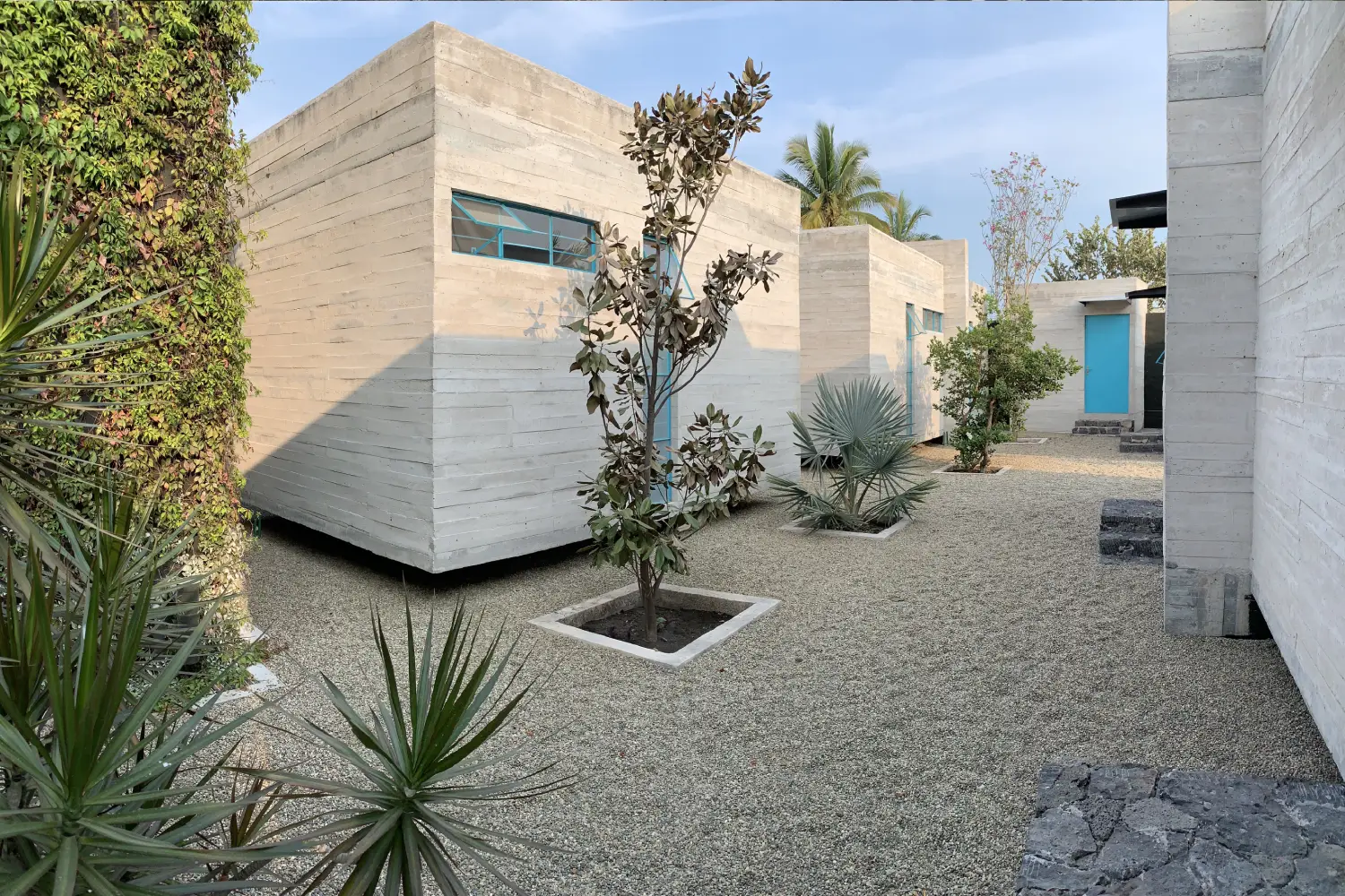 Bungalow en Temixco diseñado por Decaal Arquitectos, casa de descanso con enfoque integral.