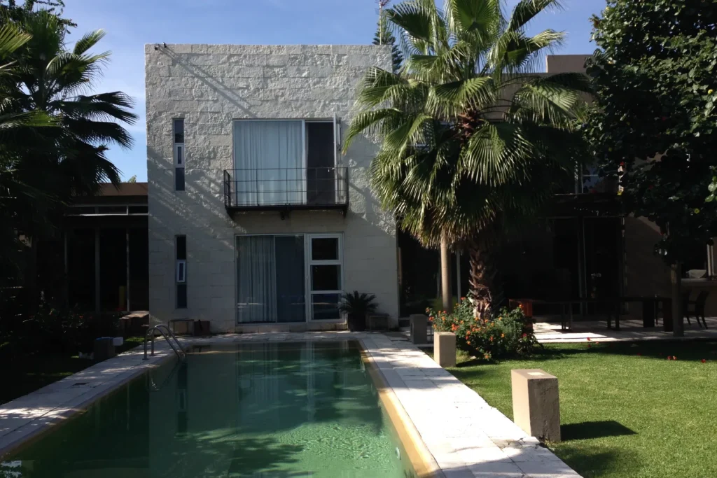 Casa Temixco diseñada y construida por Decaal Arquitectos, proyecto integral con diseño arquitectónico y muebles fijos a medida.