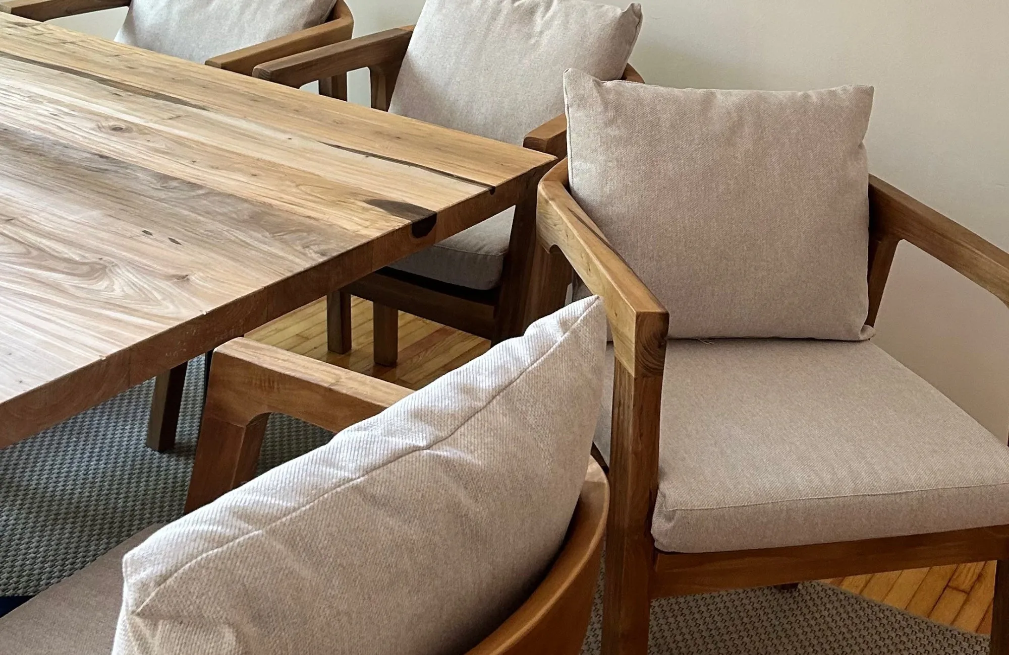 Diseñamos y fabricamos muebles fijos y personalizados que se integran perfectamente a cada espacio.